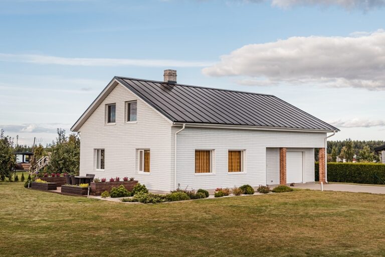 Roofit.Solar areneb ja laieneb, püüdes hoida tootmist Eestis