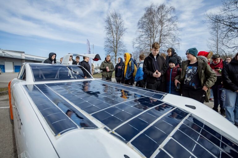 Incap ja Solaride’i päikeseauto mõjusid Saaremaa noortele magnetina