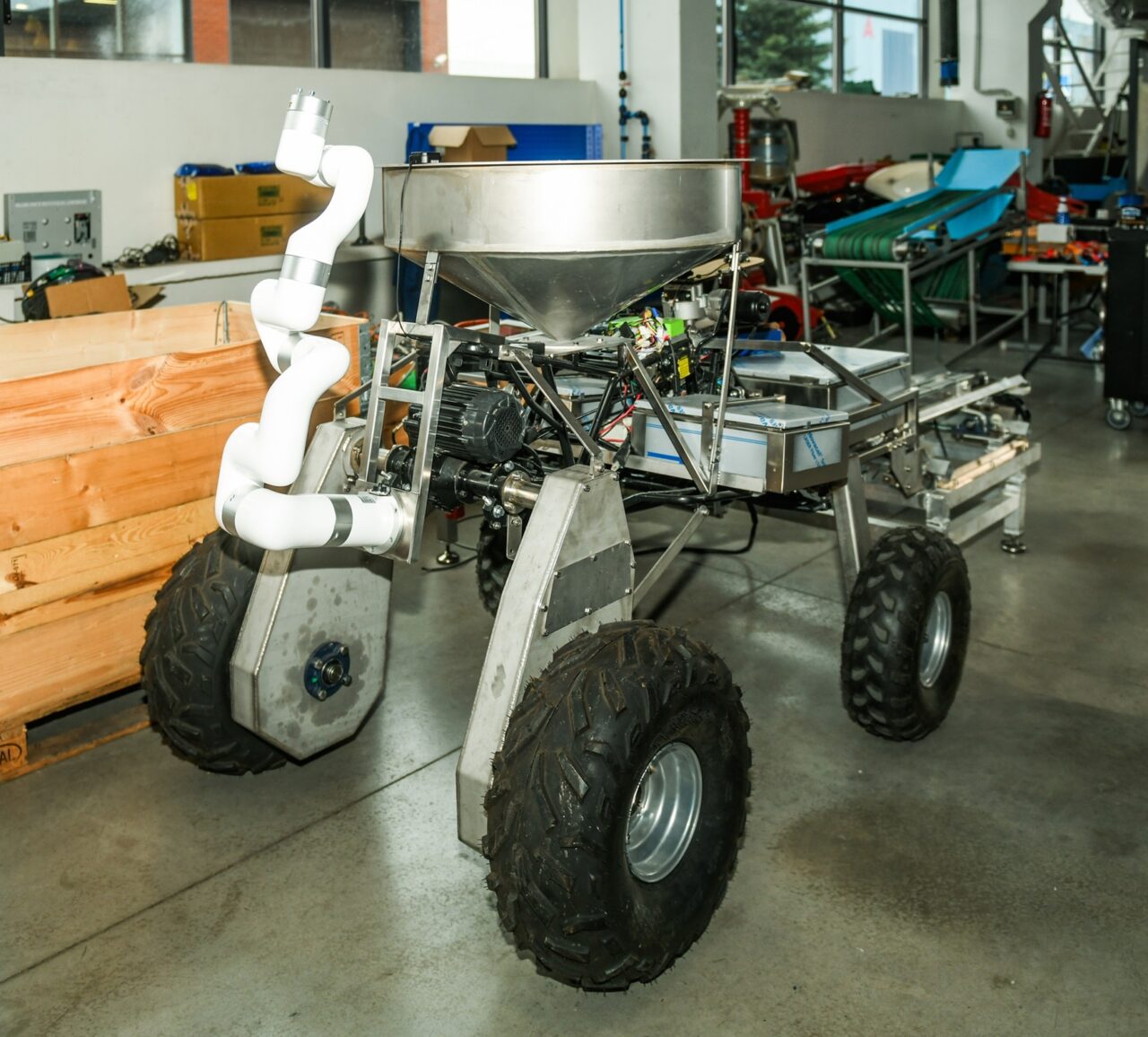 EMÜ põllundusrobot muudab vanad freesturbaväljad moodsateks mustikaistandusteks