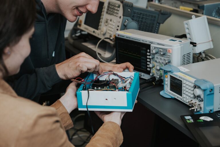 TalTechi elektroonikute tudengiprojektina valmis prototüüp Eesti lennundustööstusele