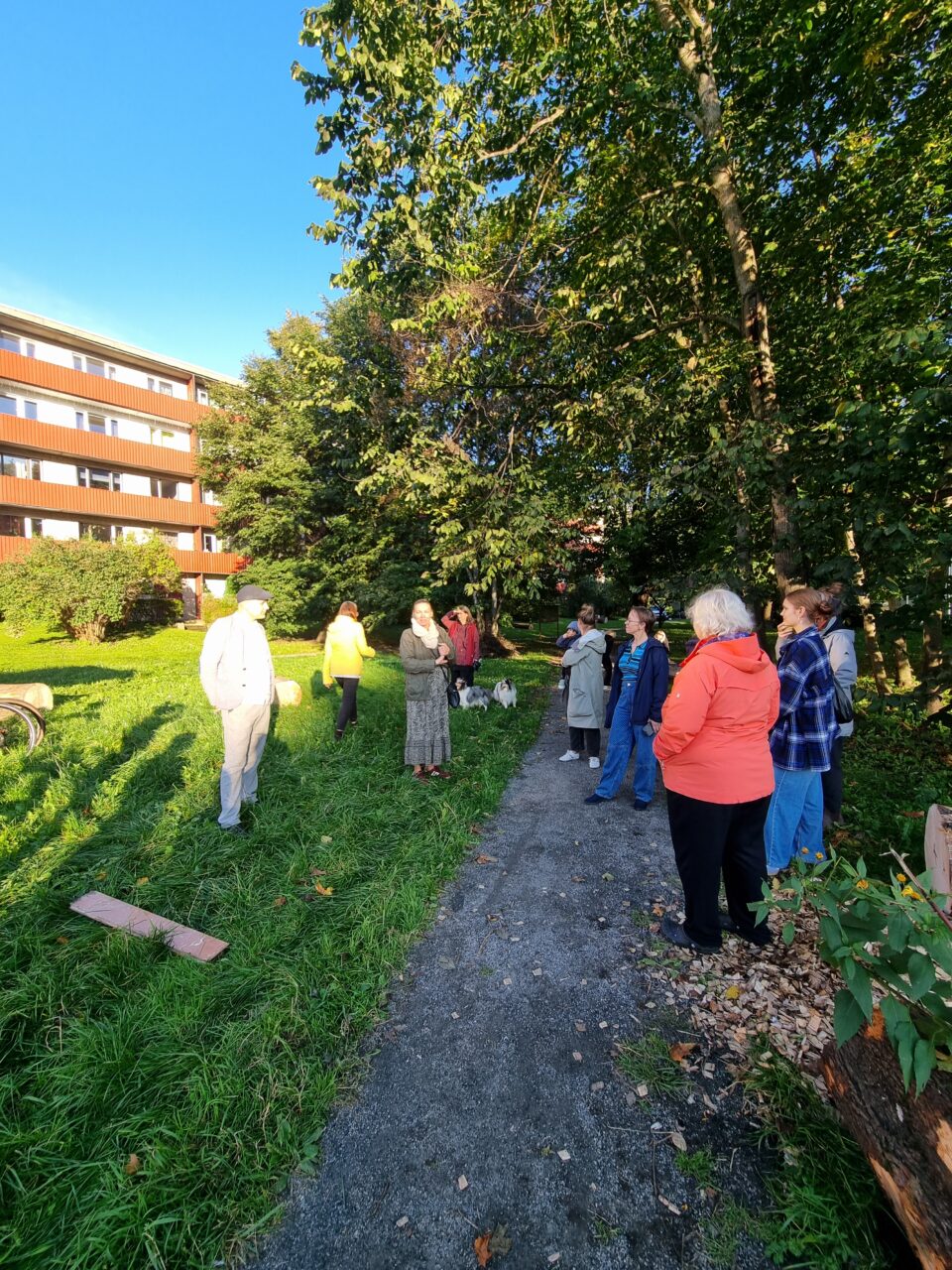 Toidusalus kohtub kohalik kogukond.