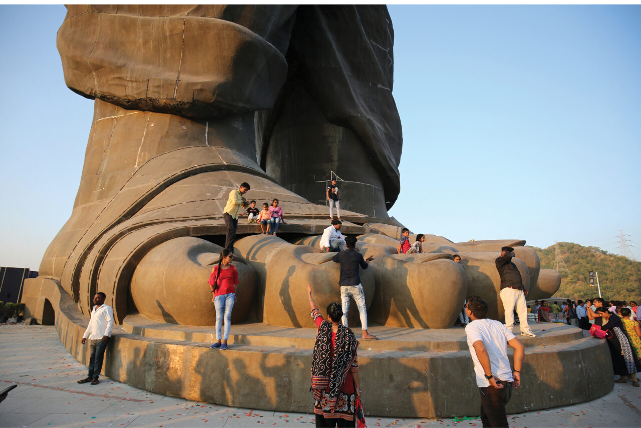 India gigantmees lõi segi monumentide esikolmiku